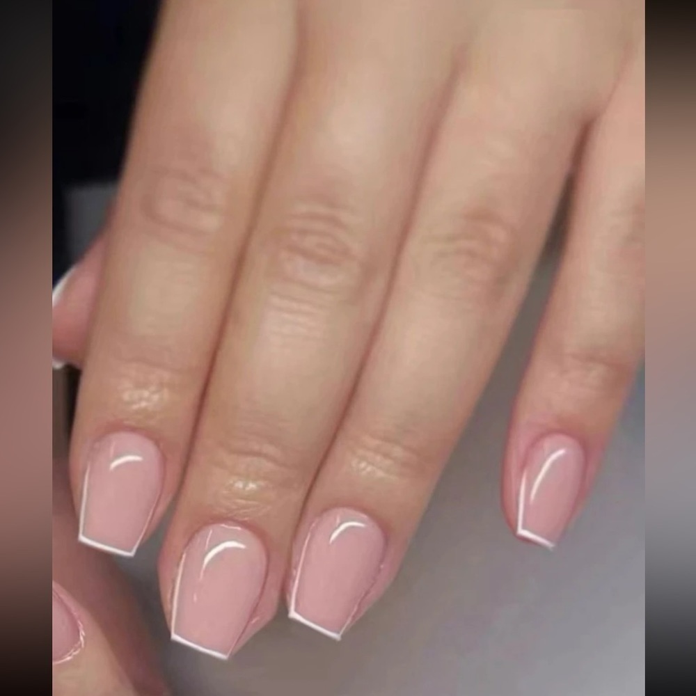 White Outline Short Coffin Press On Nails 💅🌟 24 Piece Set 🌟
